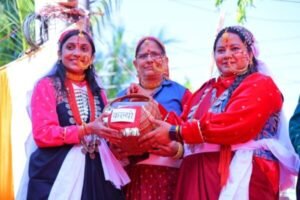 बैकुंठ चतुर्दशी मेले में डीएम स्वाति एस. भदौरिया का दिखा अलग अंदाज, पहाड़ी परिधान में आई नजर, गढ़वाली परिधान में दिया परंपरा और संस्कृति से जुड़ाव का प्रेरक संदेश