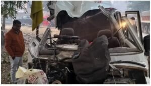 हाईवे पर भीषण सड़क हादसा: ट्रक और टेम्पो ट्रैवलर की टक्कर में 6 श्रद्धालुओं की मौत, 10 घायल