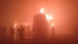 यमुना एक्सप्रेसवे पर कोहरे का कहर: 7 बसें और 3 कारें टकराईं, कई वाहनों में लगी आग, 4 की मौत, 25 घायल