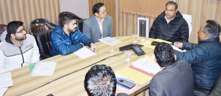 बाल एवं मातृ मृत्यु दर में कमी को प्रतिबद्धता के साथ कार्य करें डॉक्टर – डीएम