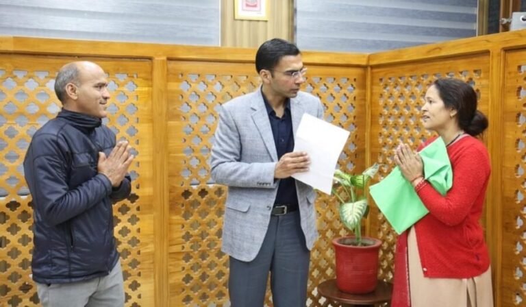 जिला प्रशासन की सख्त कार्रवाई से 15 वर्षों बाद THDC विस्थापित परिवार को मिला न्याय, अटक फार्म में आवंटित भूमि पर दिलाया गया कब्जा